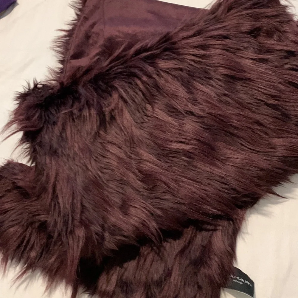 NWOT TAHARI Table Runner